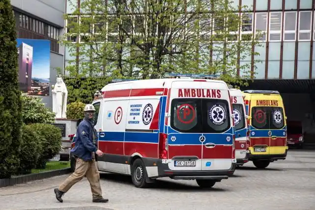 新华社/路透4月20日,救护车停在波兰南部城市帕夫沃维采发生爆炸的