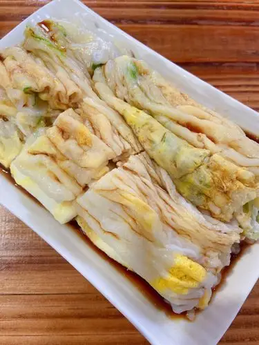 早安 早上出来办事在外面吃早餐,一份鸡蛋肠粉,两个小吃,一碗牛肉猪肝