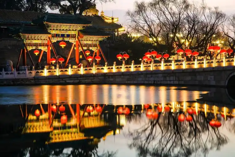 北京辛丑牛年的夜晚~北海公园,角楼夜景