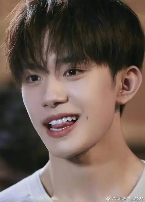 看的人两眼一黑又一黑,来几张我哥洗洗眼睛#易烊千玺