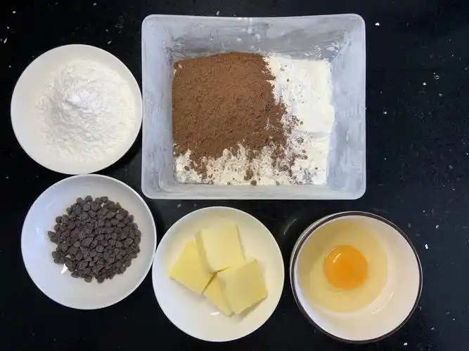 我们先准备好做饼干需要的材料.