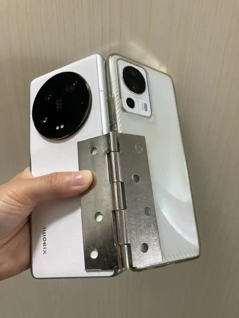 男朋友送的小米透明折叠手机 谢谢男友,很好用,但下次不要再拆门了