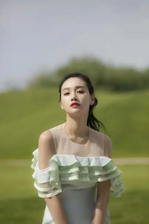 演员程砚秋曝夏日清凉写真 薄荷绿穿搭演绎柔美干练风