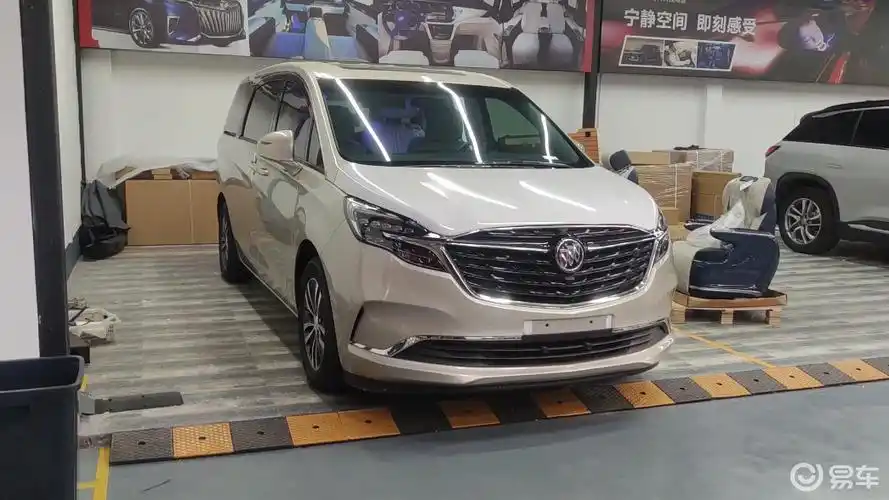 别克gl8双拼色麦田金色首付10万