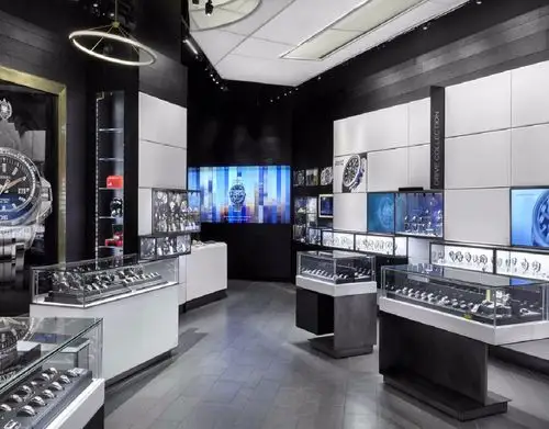 高级钟表商店木制展示柜设计与玻璃展示柜在上面