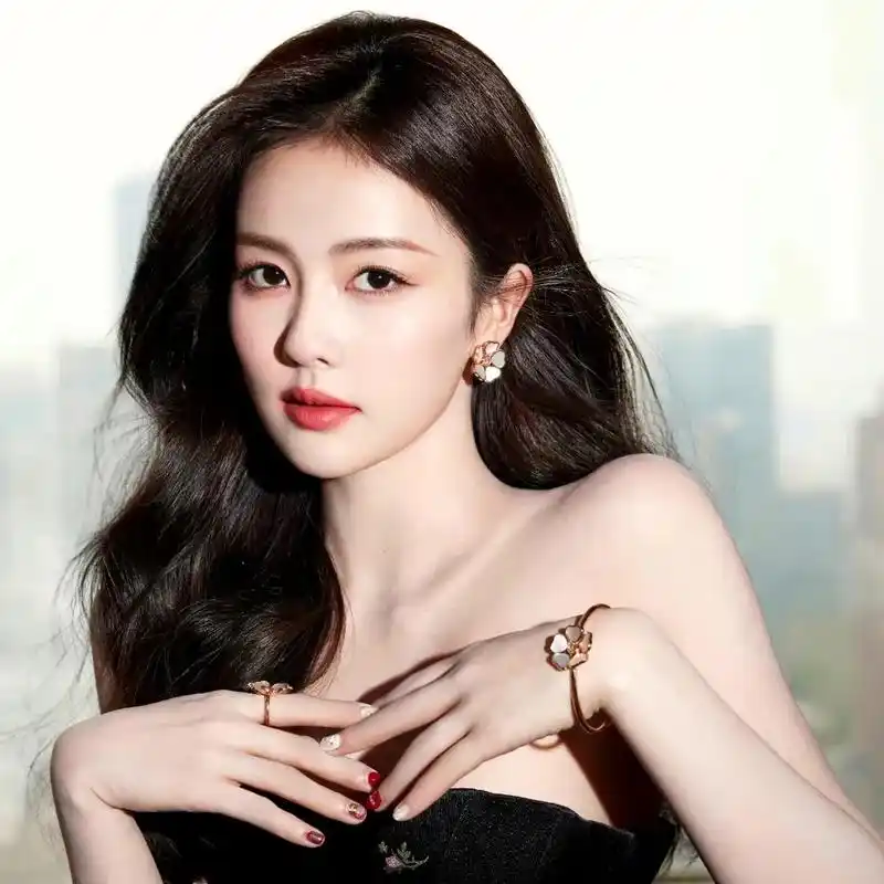 大陆热播剧女明星白鹿在社交平台上分享了一组照片