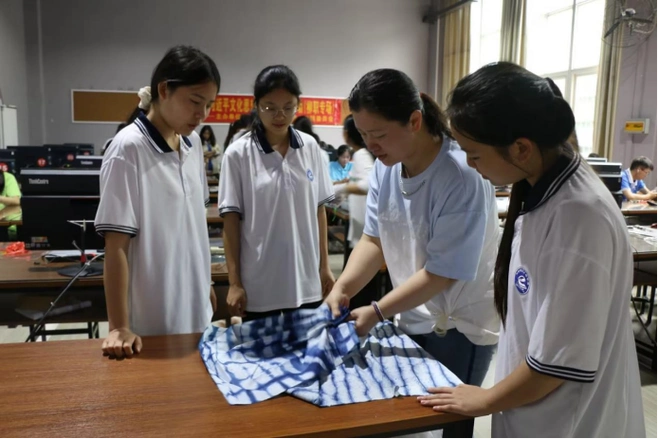 校青马班学员到艺术学院体验非遗扎染_校园生活_新闻网_新闻中心_柳州