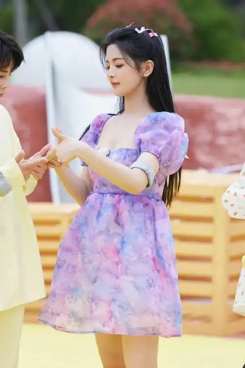 杨超越蝴蝶结编发##杨超越扎染公主裙