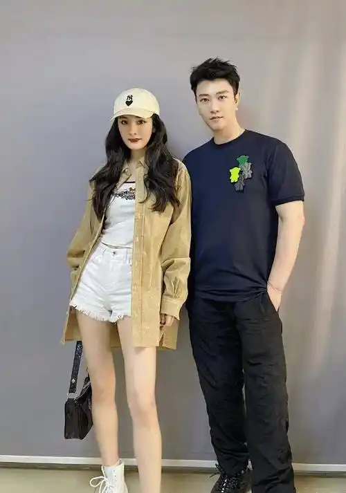 原创杨幂和男友人多张合照曝光美颜太过被吐槽p到变形两人1个月内来往