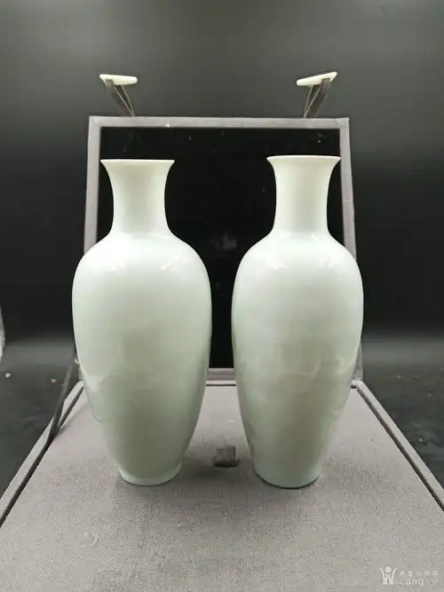 瓷器 清 精品蛋壳瓷暗刻缠枝莲蕉叶小瓶一对 安全提示为保障您的利益