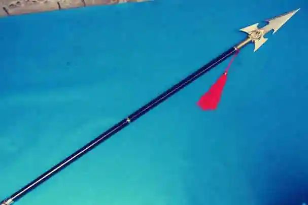 那么在中国古代的时候,士兵的长矛或者是长枪上也有这样的红线,尤其是