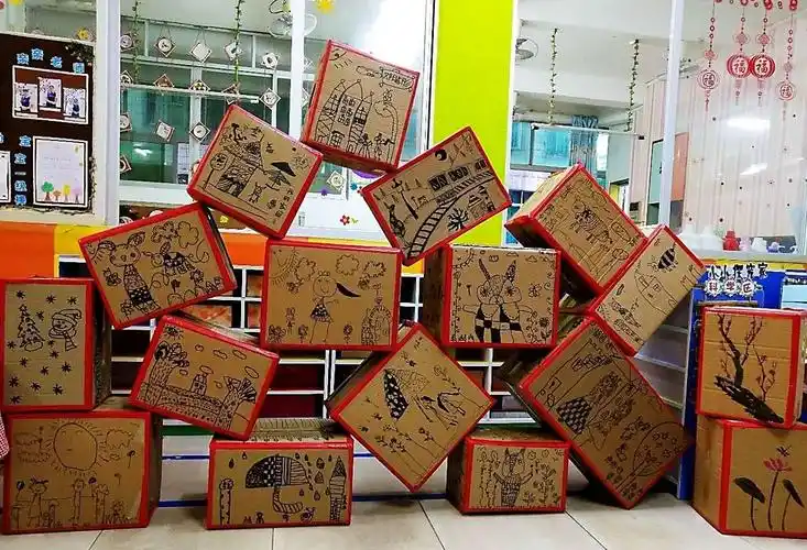 最后大家把画好的纸箱堆在一起,组合成了一个大造型,成为了一件件