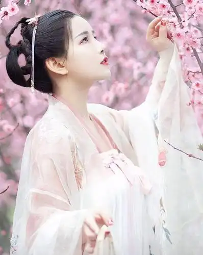 平静对话于工友,自在地谈谈古典美人,以诗情表达思慕