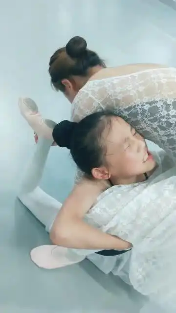 芭蕾舞基本功训练学芭蕾的心酸小女孩哭的好可怜