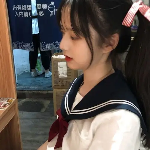 你能发一下你最喜欢的jk制服头像或者女生头像就是用手机遮挡住脸的