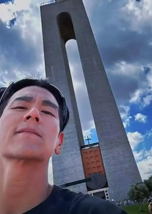 彭于晏瑞士拍广告被偶遇骑单车出镜帅气十足还主动与粉丝合影