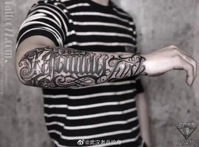 小手臂奇卡诺花体字英文纹身作品