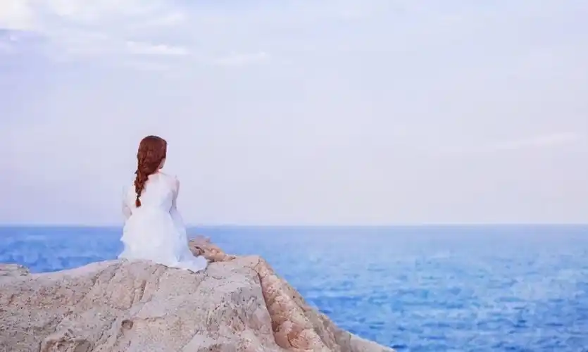 女人得不到爱的滋润就会变得坚强