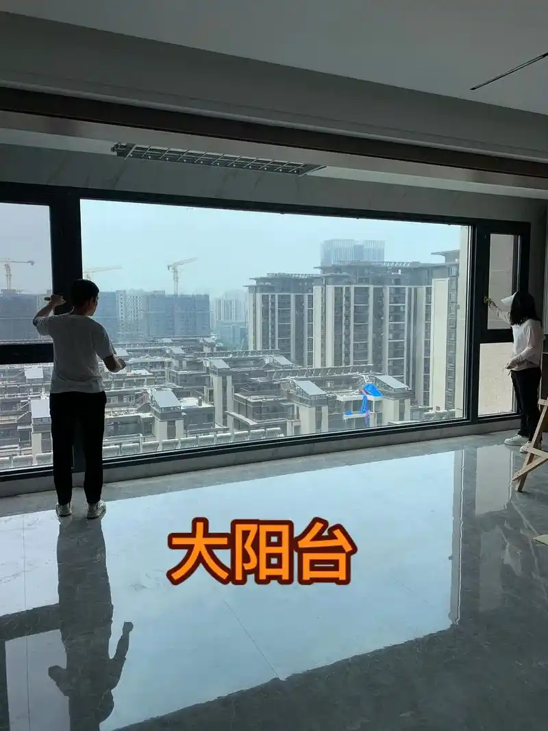 客厅通铺到阳台. 视觉效果空间非常好.大阳台封窗方案 大部分 - 抖音