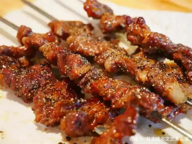 top2的黑胡椒牛排串儿强烈推荐 腌制入味的牛排 炭火烤香搭配黑胡椒的