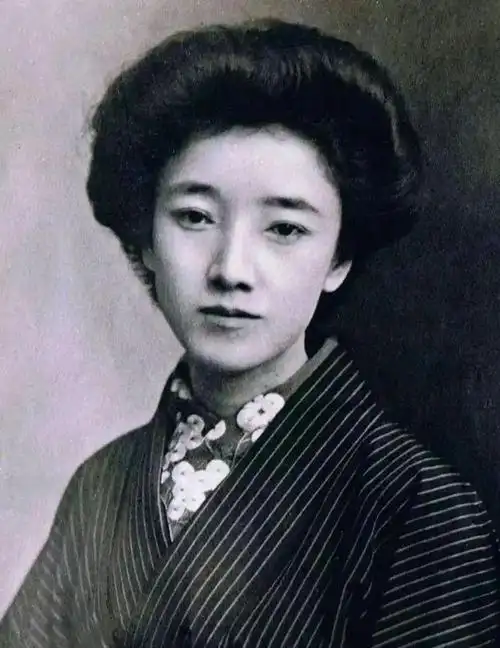 其中的九条武子是贞明皇后九条节子的弟妹,柳原白莲则是大正天皇生母