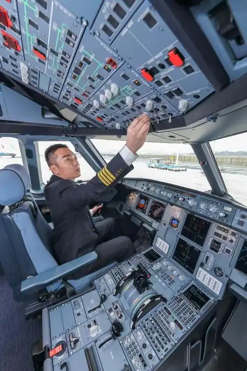 1月15日早上九点多在长龙航空总部大楼见到邱争时,他满脸笑容,神采