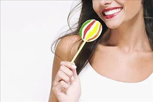 手拿棒棒糖图片