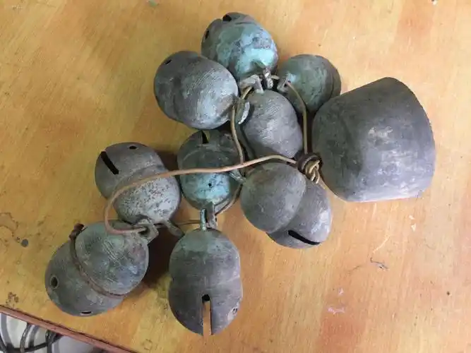 十只清朝时期的铜马铃铛包老完整