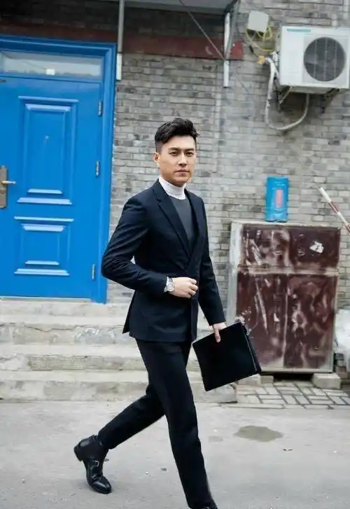 内搭方面选择的是一款高领毛衣,183cm的身高让穿起西服的靳东绅士范