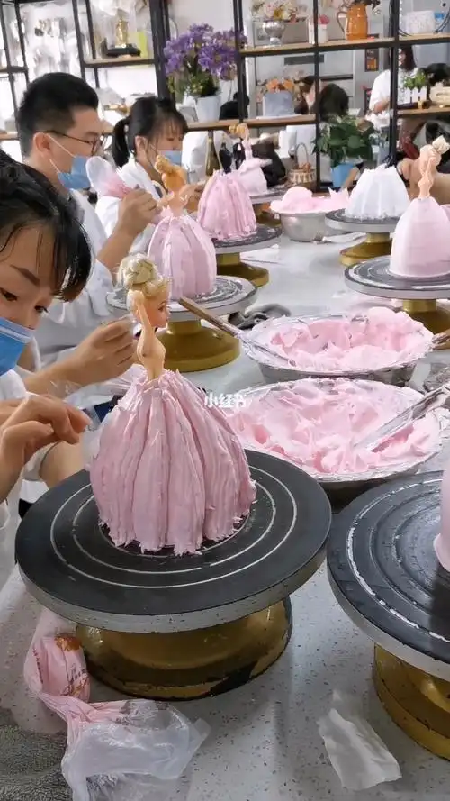 芭比娃娃蛋糕制作过程青岛佳境奶油裱花蛋糕
