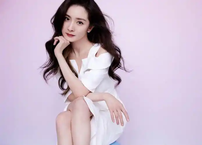 杨幂一身白裙,自上而下透露着女神气息_连衣裙_白色_才华