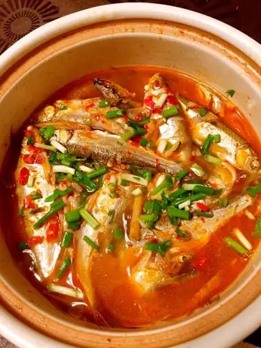 鲜辣小杂鱼煲
