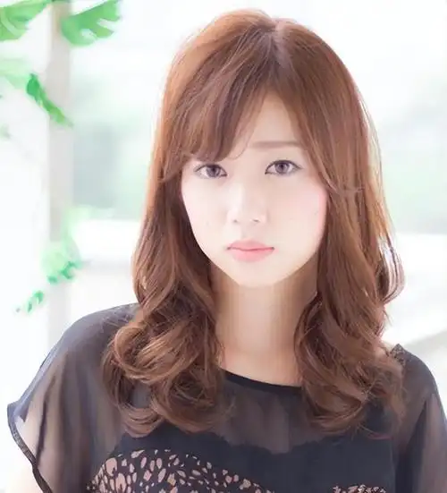 在现代社会中,发型已经变成了一个人形象的重要组成部分,不仅仅是代表