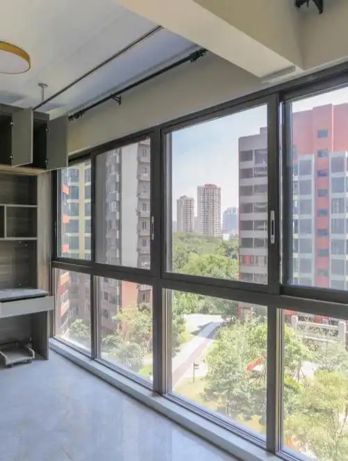 之前家里面的窗户土黄色实在是太违和了加上原来的窗户隔音效果不太好