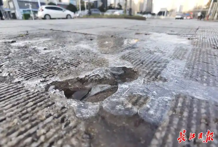 这些路面结冰出行小心图集