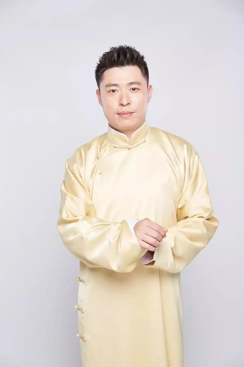 是德云社李鹤东老师今天的主讲老师▼也是很有讲究的哟那些道具的用法