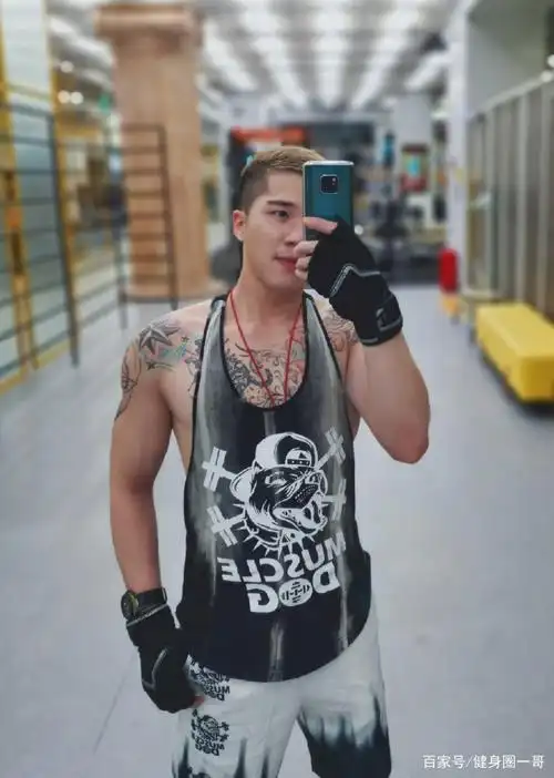 纹身超帅气,健壮小奶狗,这样的肌肉大男孩自带光芒魅力十足!