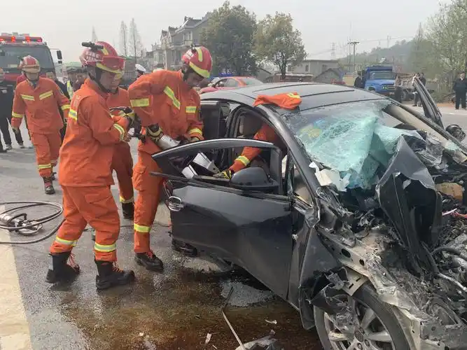 大路发生交通事故,一辆小轿车撞上大货车,现场有人受伤