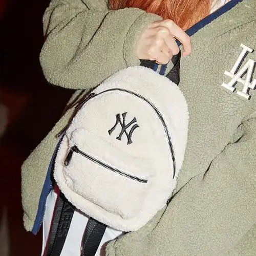 mlb泫雅同款男女双肩包nyla羊毛毛绒刺绣logo双肩背包