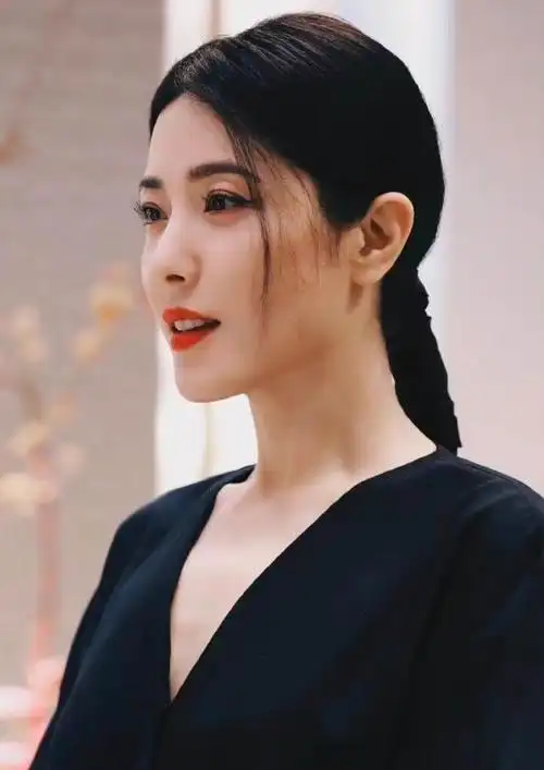 曾黎真有46岁吗这生图状态说她20岁我也信