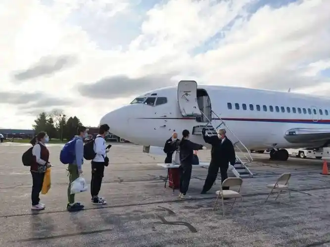 不要紧,可另安排私人包机将乘客从所在地送至以上出发地参加拼机行程