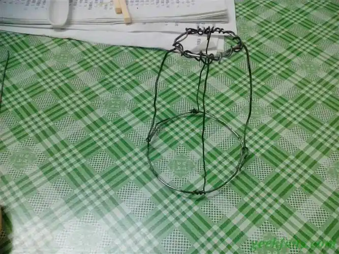 步骤2:用细铁丝做成如图样的铁笼子,以能套进电机组上为准!