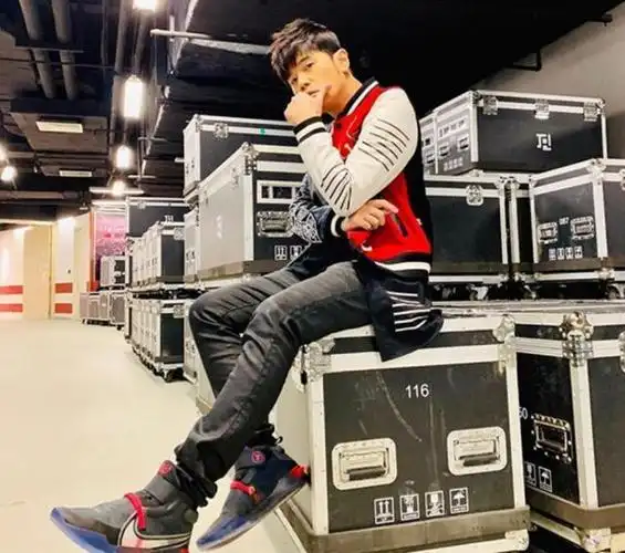 明星同款椰子鞋350,「黑黄油漆条」yeezy 350 v2 首次曝光!