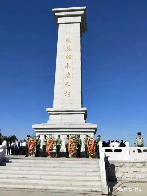 全体人员向革命烈士行鞠躬礼致敬,围绕烈士纪念碑一周,瞻仰纪念碑.