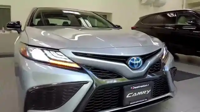 新车到店,实拍2021款丰田凯美瑞混动版,选它还是雅阁自己拿主意