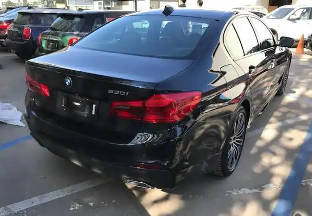 南昌车友花62万元买辆纯进口标轴版宝马530i,陶瓷刹车着实很漂亮