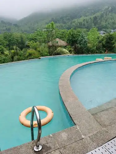 逸流泉一一叠层泳池,满池碧蓝的水,清澈见底,吸引许多小朋友在池边