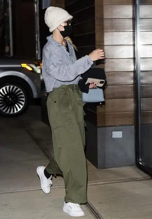 女生军绿色的工装裤搭配,女生军绿色的工装裤搭配秋冬_知识经验网