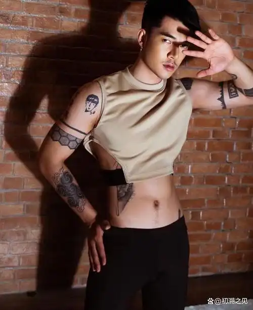痞帅性感的肌肉男每一个pose都好撩人让人看了心动不已