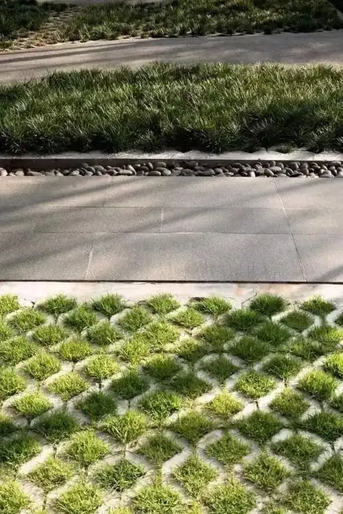 2,安全环保的地面铺装停车场周围的绿植,不仅起到降温作用,而且具备